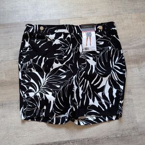 Rafaella Womens Size 14 Stretch Shorts Black & White Leaf Print Functional Pocke